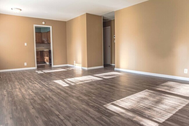 Building Photo - PRELEASING for AUGUST! In-Unit Washer and ...