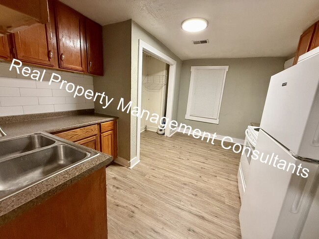 Building Photo - Updated 2-Bedroom Duplex in Kansas City, KS