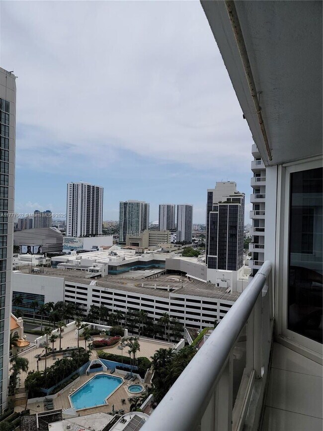 Foto del edificio - 1717 N Bayshore Dr