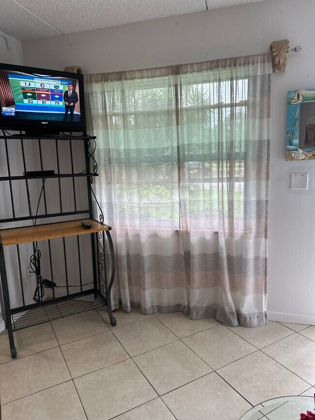 Área de TV y comedor - Ocean Shore Villa