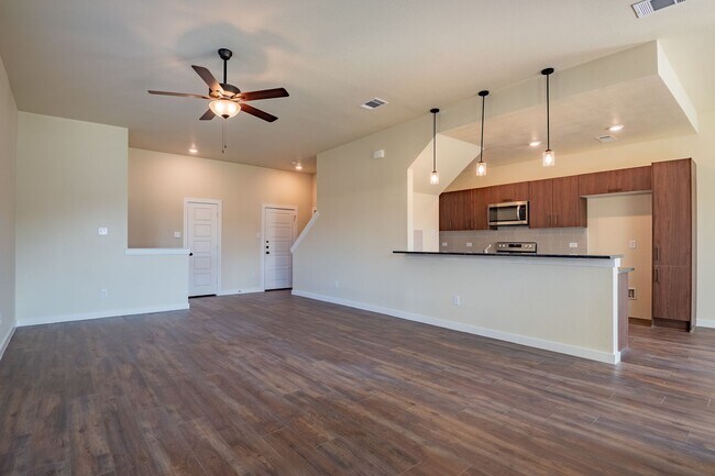 Foto del edificio - GORGEOUS 4 BEDROOM DUPLEX LOCATED IN MIDLO...