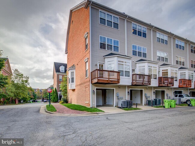 Building Photo - 5003 Donovan Dr