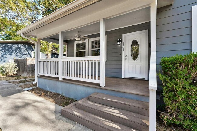 Building Photo - 1704 Ullrich Ave
