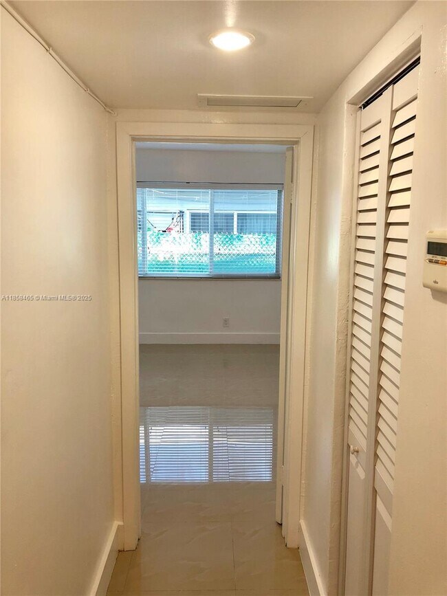 Foto del edificio - 8227 Crespi Blvd