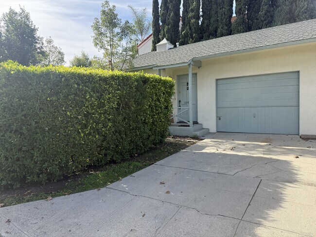 Entrada y garaje - 10901 Huston St