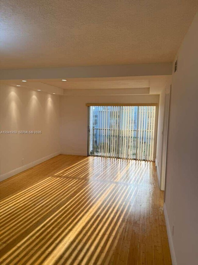 Foto del edificio - 8610 N Sherman Cir