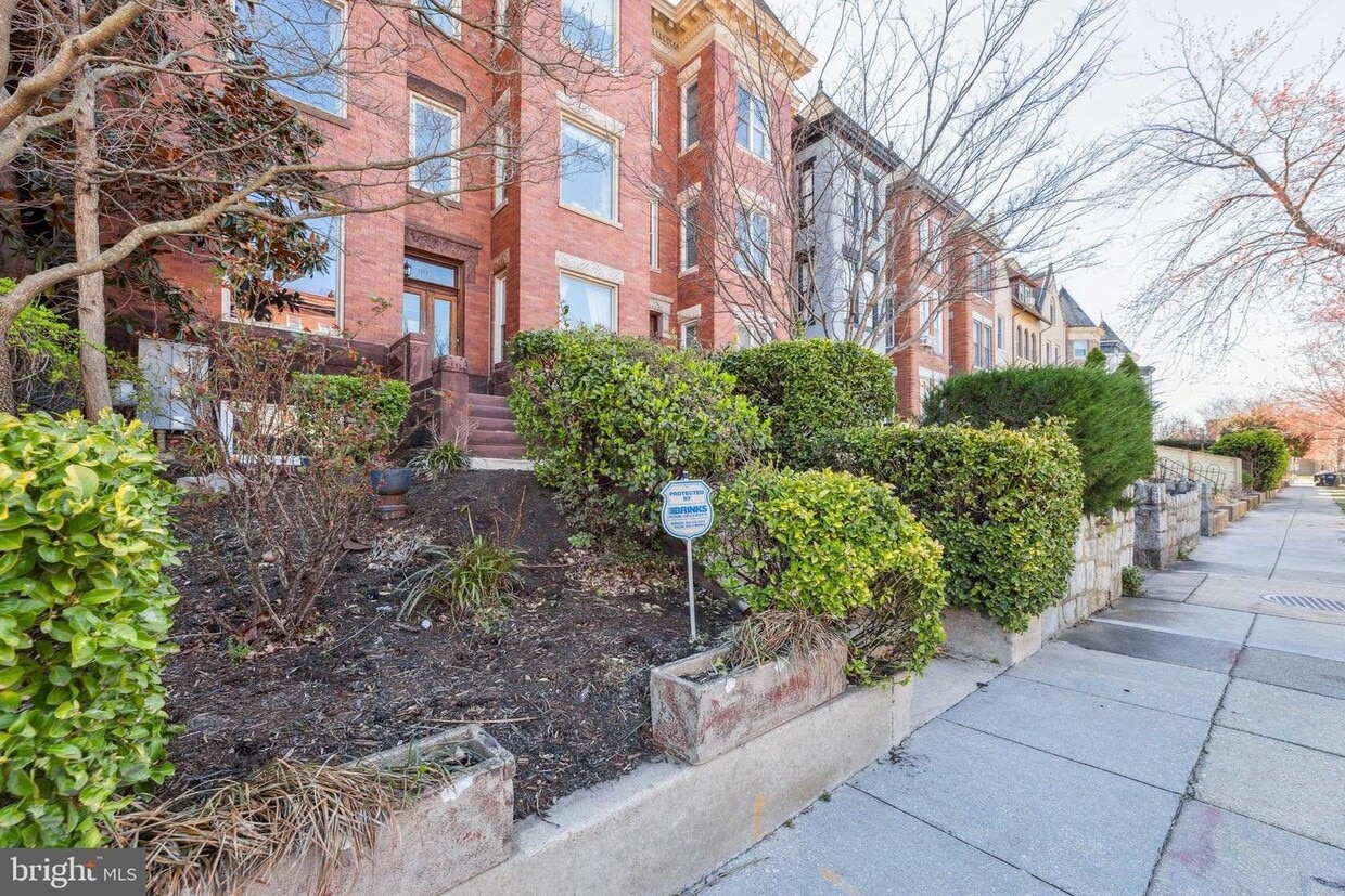 Primary Photo - 1332 Girard St NW