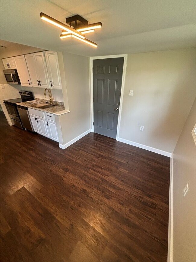 Foto del edificio - Charming 4-Bedroom Home in a Prime Locatio...