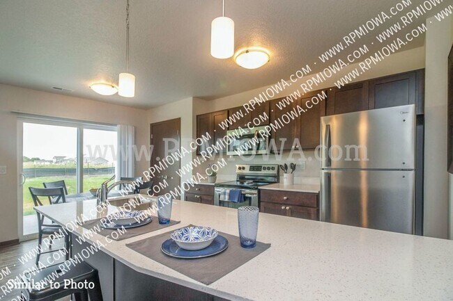 Foto del edificio - 2-CAR ATTACHED GARAGE! 3 Bedroom, 2.5 Bath...
