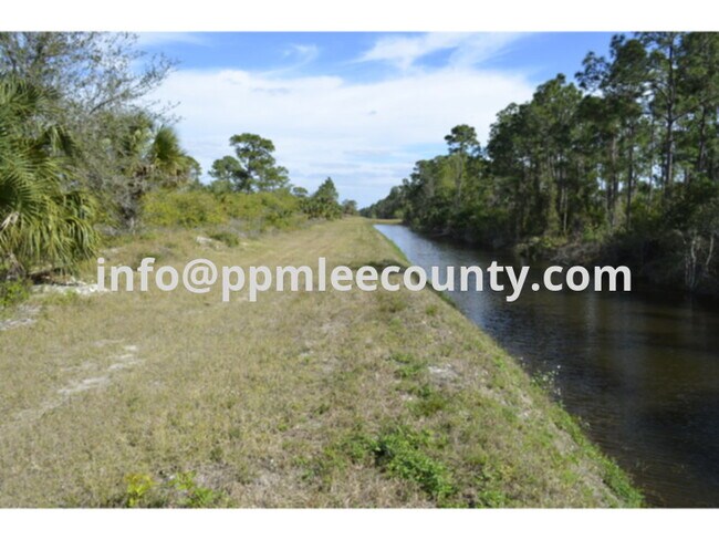 Foto del edificio - Fantastic 3 bedroom 2 bath 2 car garage canal front home in Lehigh Acres