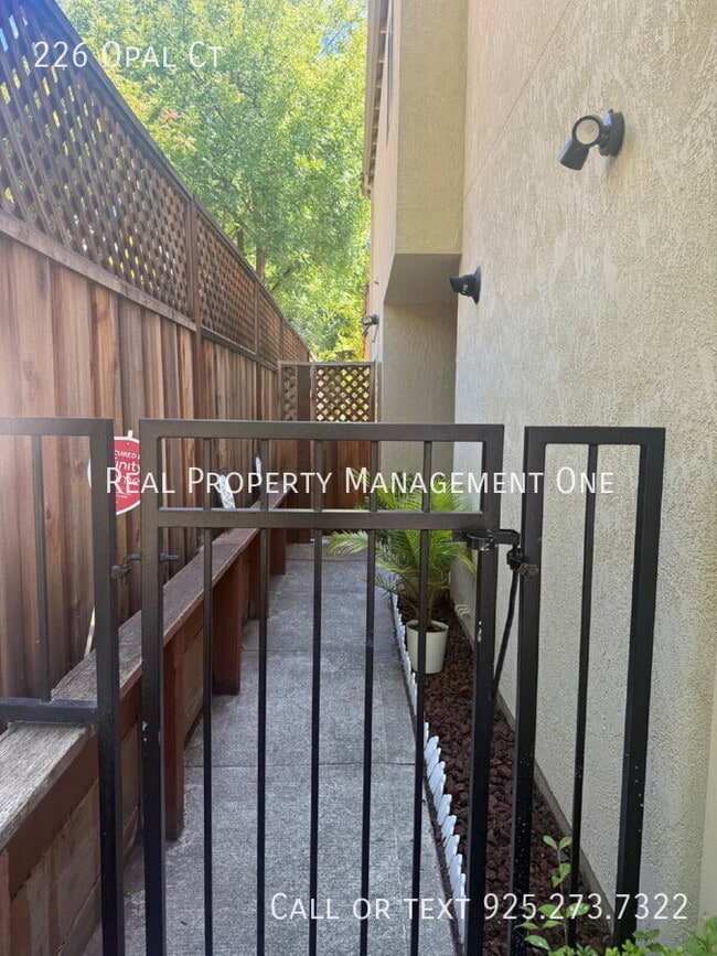 Building Photo - 226 Opal Ct