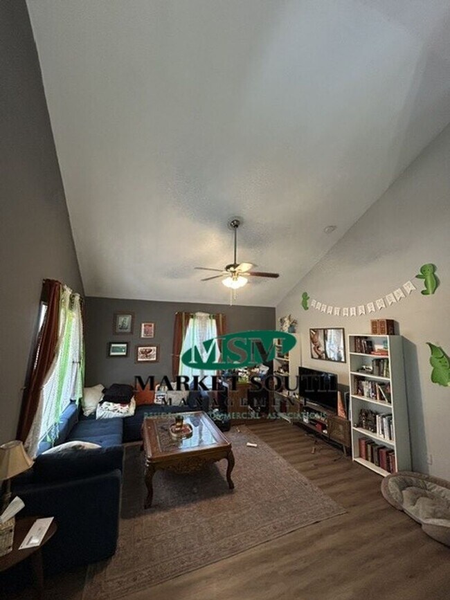 Foto del edificio - 738 E Anderson St