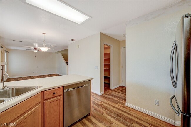 Building Photo - 7820 Sungrove Ct