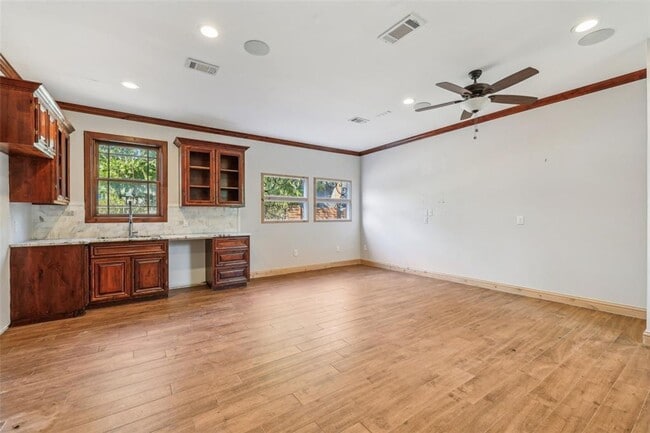 Building Photo - 1 bedroom In Unique Duplex East of Downtown