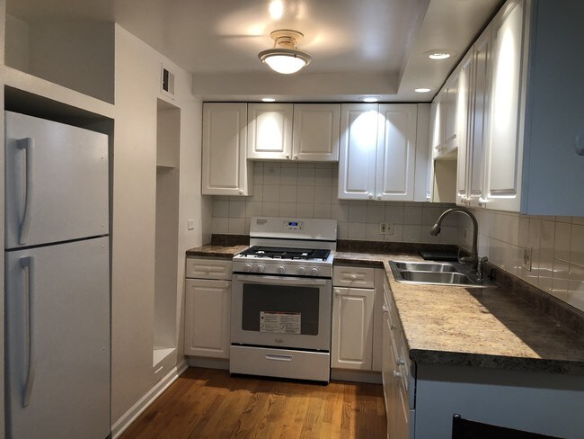 Foto del edificio - 4624 N River Rd
