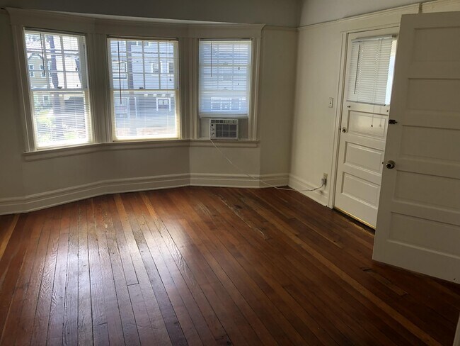 Building Photo - 707 W 23rd St
