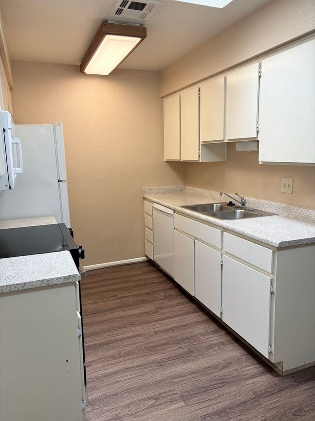 Foto del edificio - **CHARMING 2 BEDROOM/2 BATHROOM PATIO HOME...