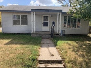 Building Photo - 2121 E Eucalyptus Ave
