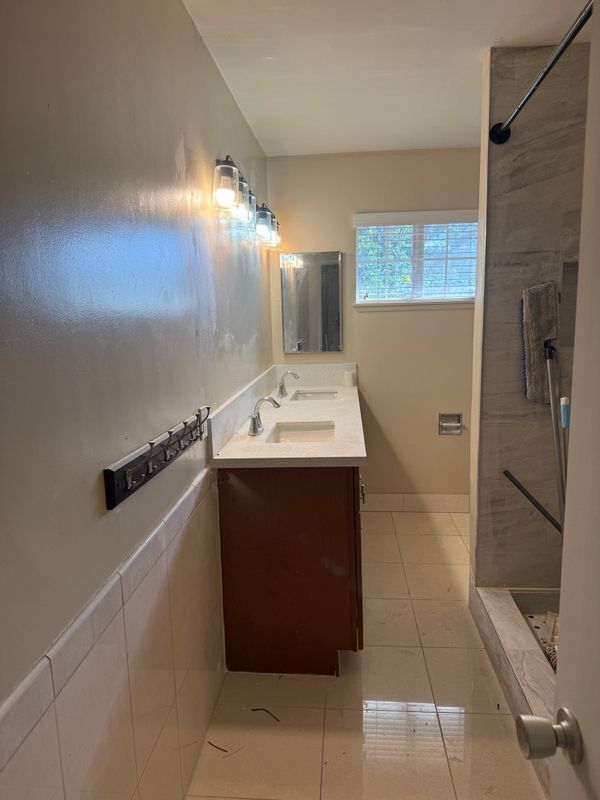 Foto del edificio - 647 Gartel Dr