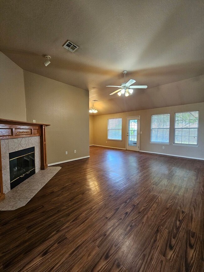 Building Photo - (3) Bed/(2) Bath in S Moore Avail NOW! Pet...