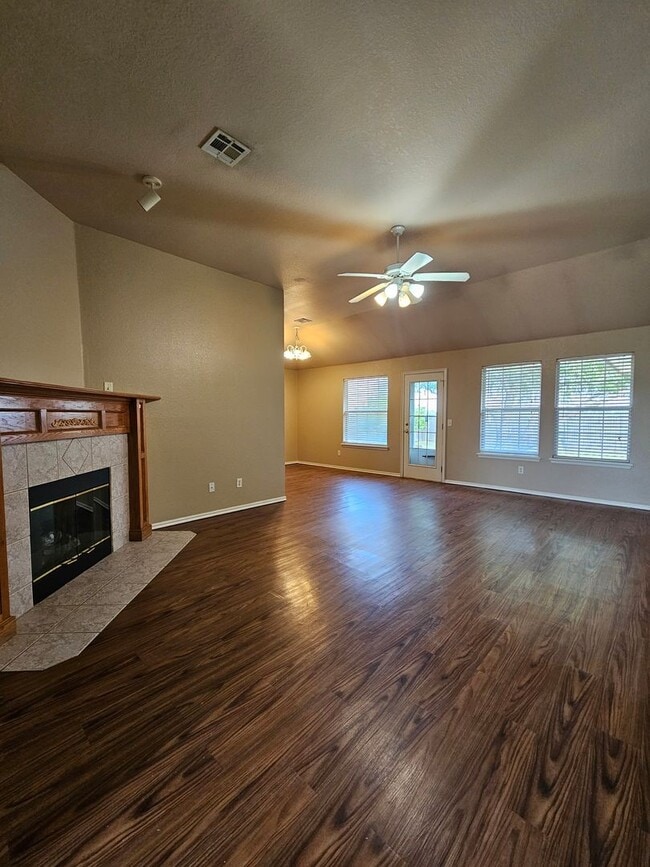 Foto del edificio - (3) Bed/(2) Bath in S Moore Avail NOW! Pet...