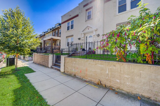 Building Photo - 303 Seaton Pl NE