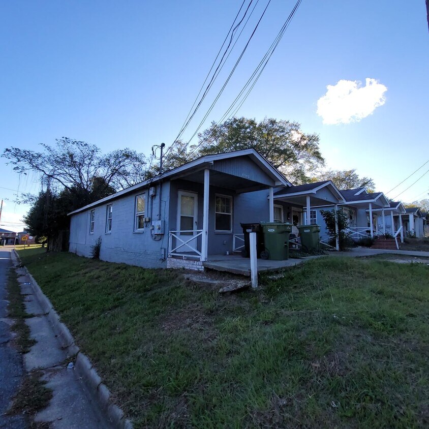 Building Photo - 2 bedroom 1 bath for $750 a month
