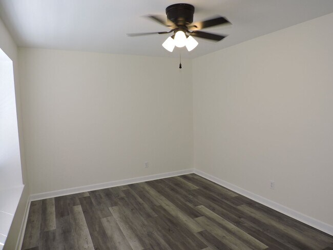 Building Photo - Convenient Norttheast location!