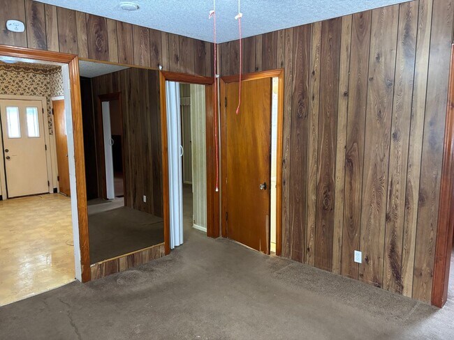 Building Photo - 3 Bedroom House