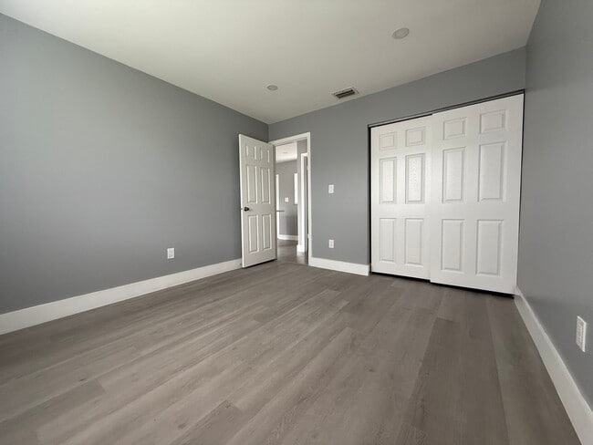 Dormitorio 1 junto al baño. - 1404 NW 6th Ave