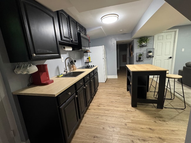 Building Photo - 5006 Meadowbrook Dr