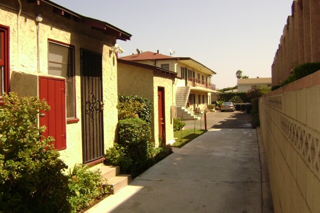 Driveway - Delaware St. Apartments