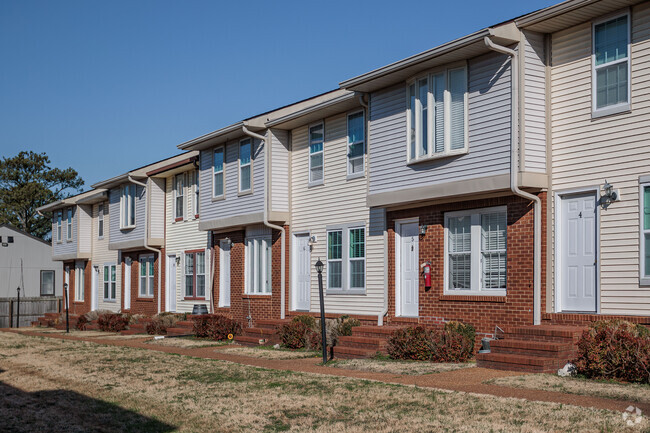 Building Photo - Woodland Manor