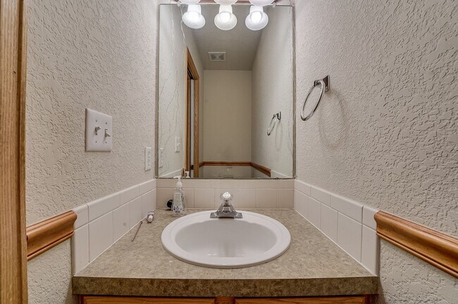 Foto del edificio - Spacious 3 Bed, 3 1/2 Bath Townhome in Northwest Fort Collins!
