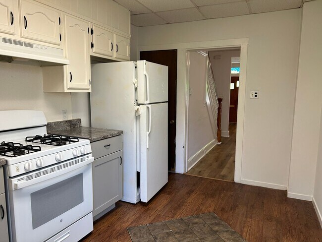 Foto del edificio - 3 Bedroom 1 Bath Home with Fenced Backyard