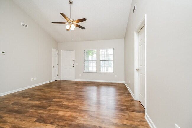 Foto del edificio - 102 Riverwood Dr
