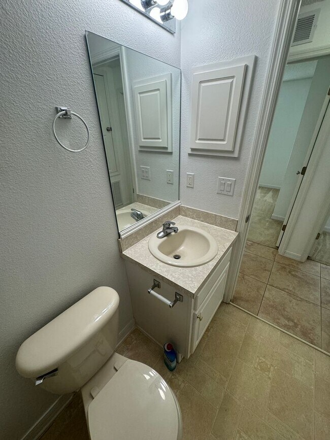 Building Photo - 3 bedroom 2 bathroom smoke free home