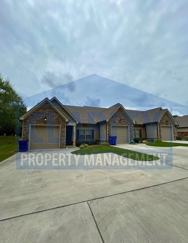 Building Photo - Spacious 2 Bed / 2 Bath Townhome with Vaul...