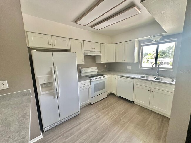 Building Photo - 2549 S Oak Ave
