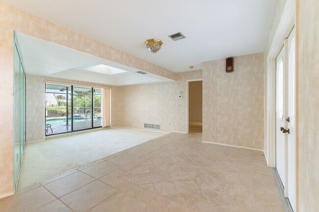 Building Photo - Spacious 3-Bed, 2-Bath Pool Home in Planta...