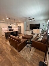 Building Photo - 523 Heron Ln