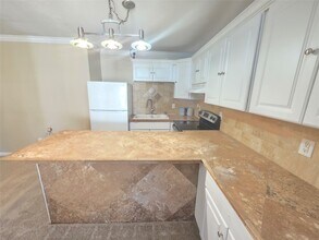 Building Photo - 801 Queenswood St