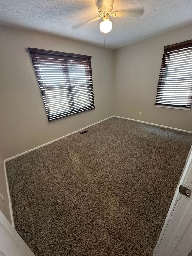 Foto del edificio - 3 Bedroom, 1 Bathroom House with Detached ...