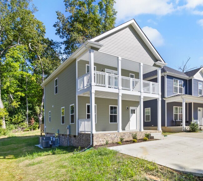 Building Photo - Close to Downtown! Home with 3 Bedrooms an...
