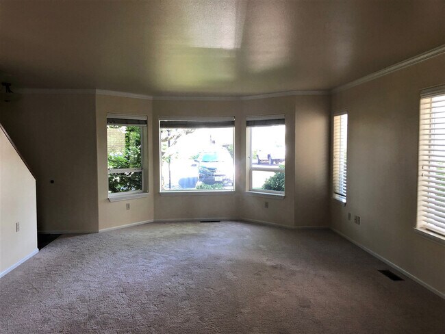 Building Photo - 3 Bedroom 2.5 Bath Condo-Gas Fireplace