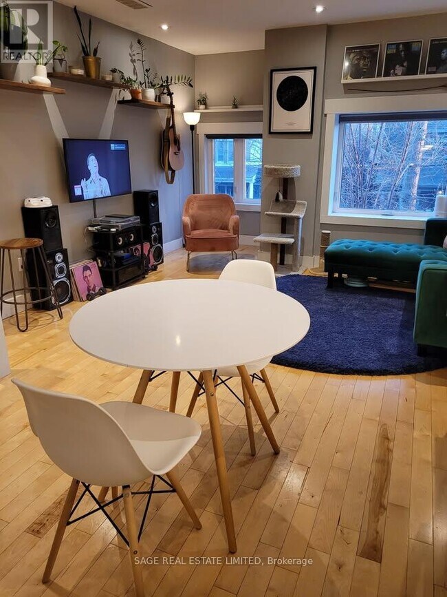 Photo du bâtiment - 108 Pearson Ave