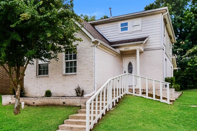 Building Photo - 6923 Parkbrook Ln