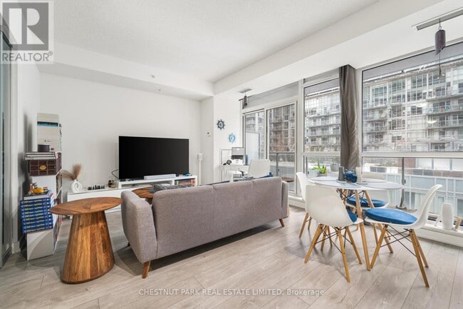 Photo du bâtiment - 199 Richmond St W