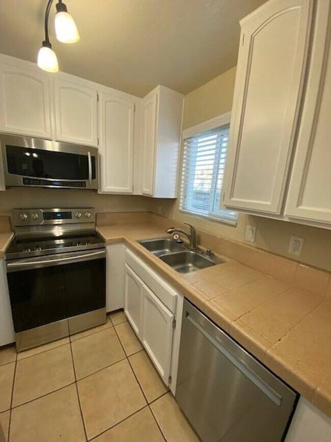 Building Photo - Spacious Townhome in Quiet Community w/ Pool