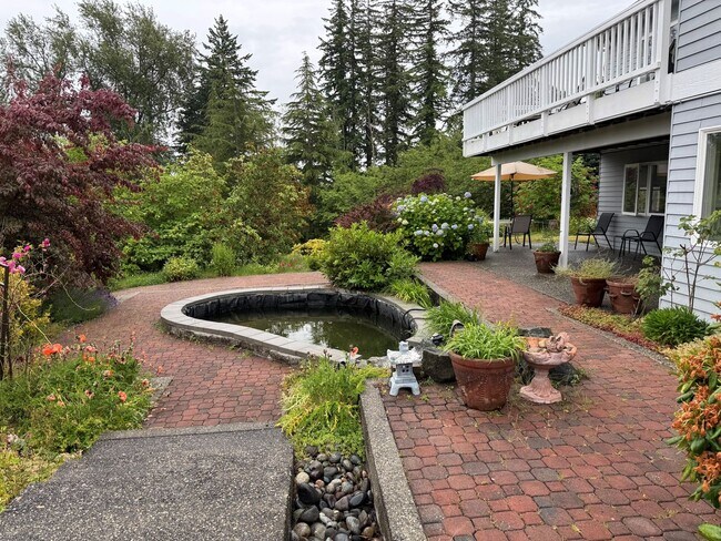 Building Photo - Fully Furnished Daylight Basement 2 Bedroo...